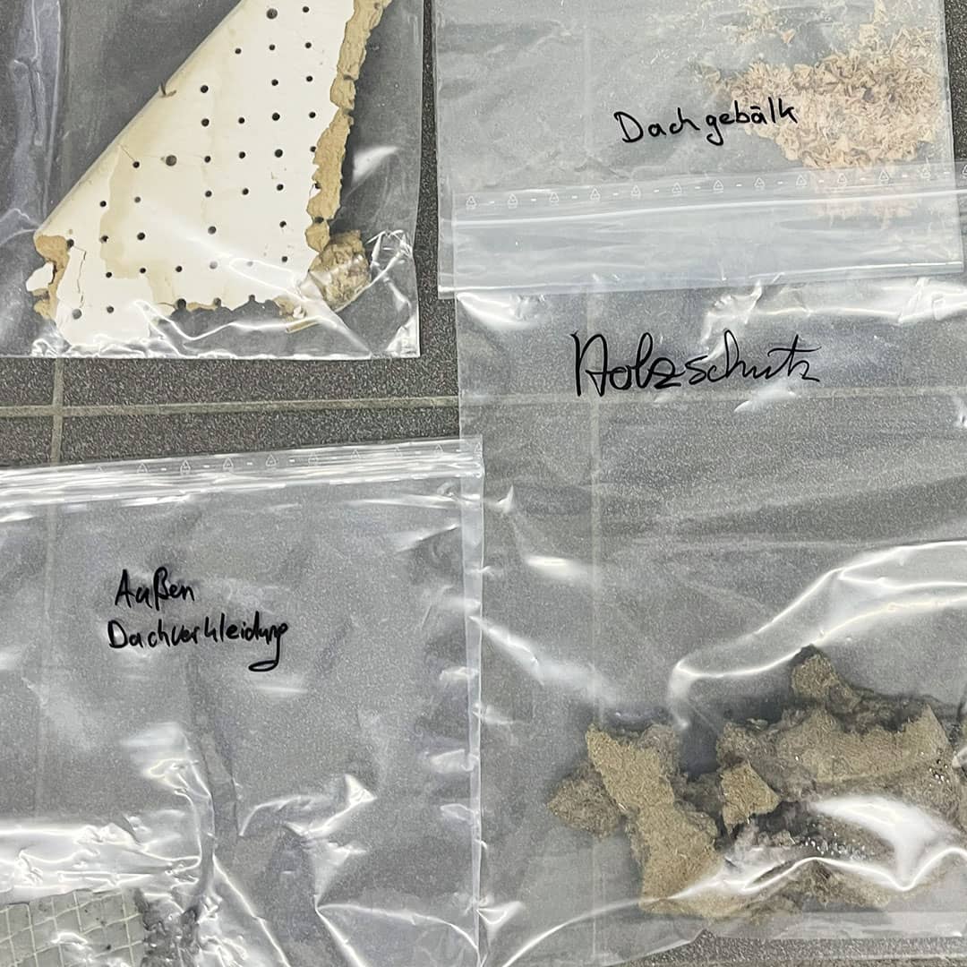 Entnahme von Materialproben im Innenraum eines Biergarten nach einem Schaden.