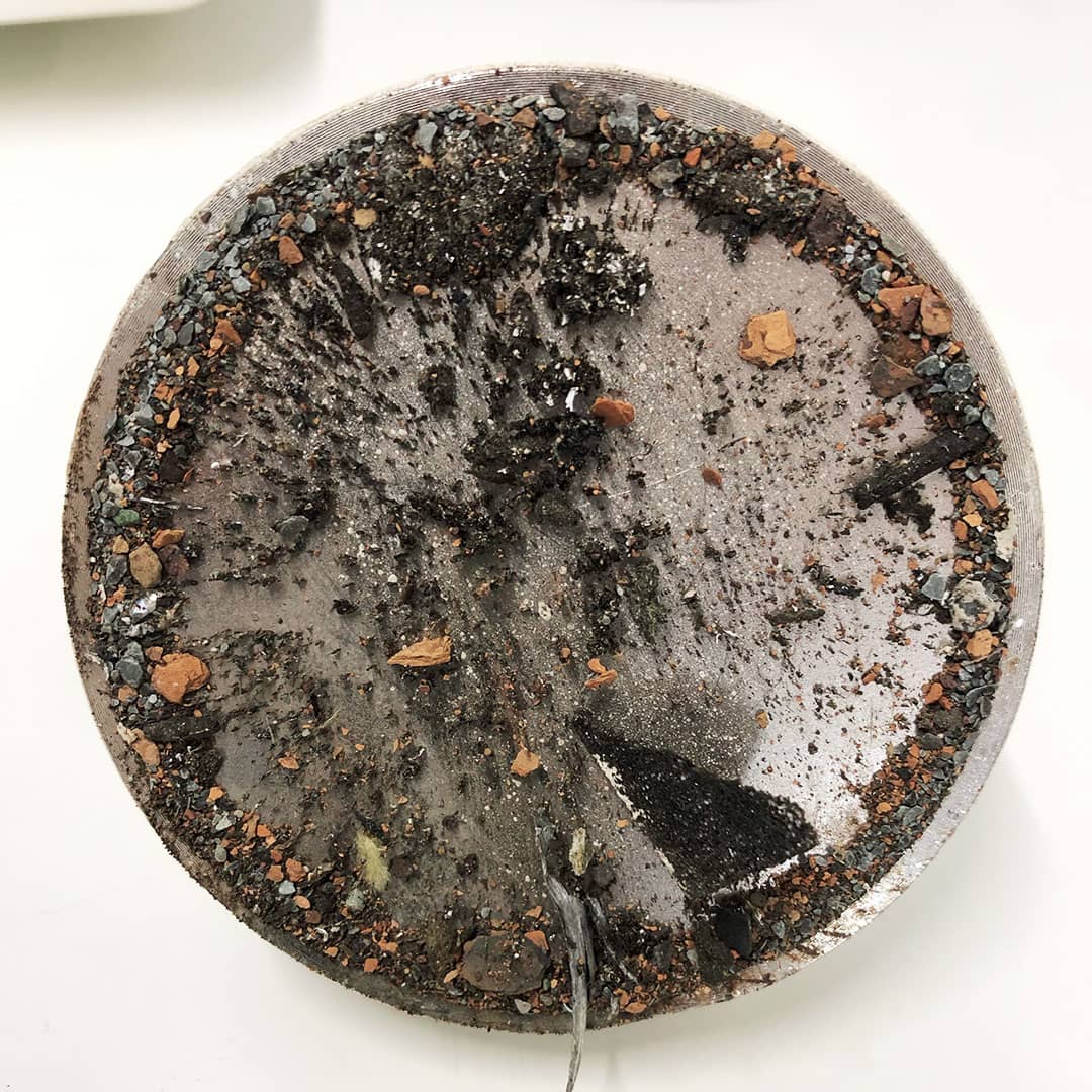 Röntgenfluoreszenzgerät im Einsatz auf Dachabdichtung